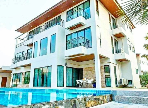 4ปีมีครั้ง สนามกอล์ฟ กรุงเทพกรีฑา 800ม. คฤหาสน์ 3ชั้น Pool Villa เฟอร์ครบ 6นอน 6 น้ำ ม.นานาชาติแสตมฟอร์ด 250ม. 200ตร.วา. 650ตร.ม. พระราม 9