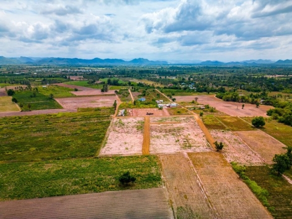 พื้นที่ดิน – 0 RAI 0 ngan 390 ตารางวา ใกล้กับ ชะอำ ตลสด ชุมชน บรรยากาศ ดี วิวเขา ใกล้ทะเลชะอำ ใกล้ชุมชน ที่สูงน้ำไม่ท่วม น้ำไฟพร้อม