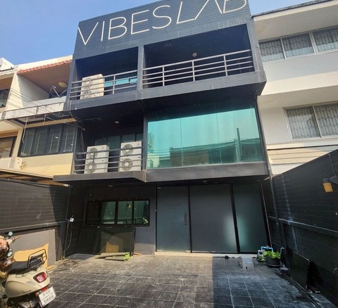 ให้เช่าโฮมออฟฟิศ 3 ชั้น 250 ตรม. โครงการอารี ทาวน์เฮ้าส์ สุขุมวิท 26 ใกล้ BTS พร้อมพงษ์ เพียง 700 เมตร