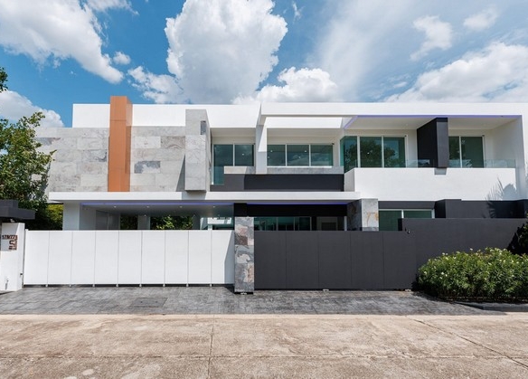 ขายบ้านหรู Modern Luxury 8 ห้องนอน พร้อมสระว่ายน้ำ หางดง เชียงใหม่ | ลดเหลือ 30 ล้านบาท