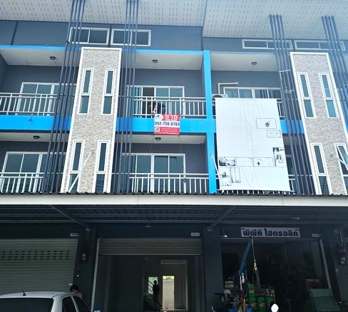 sss461 ขาย ตึกแถว อาคารพาณิชย์ 3.5 ชั้น ถนนบ้านเก่า อ.พานทอง ใกล้นิคมอมตะนคร