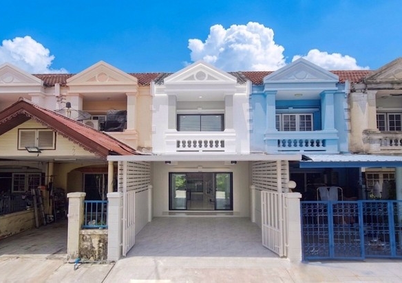 หมู่บ้านลภาวัน1 ทำเลบางบัวทอง หน้าบ้านไม่ชนใคร ตรงข้ามสวนสาธารณะ ติดถนนใกล้รถไฟฟ้า2 สถานี