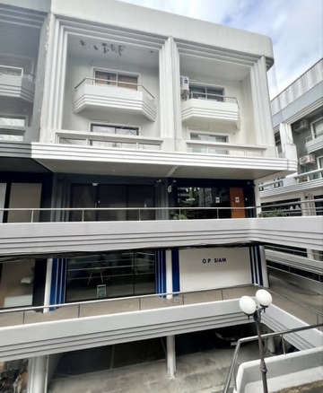 อาคารพาณิชย์ 2 คูหา 5 ชั้น จอดรถ 4 คัน Park Avenue เอกมัย สุขุมวิท 63 พร้อมต่อสัญญาผู้เช่าทันที